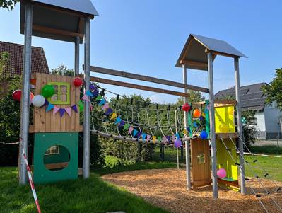 Ein Bild, das draußen, Himmel, Spielplatz, Baum enthält.
Automatisch generierte Beschreibung
